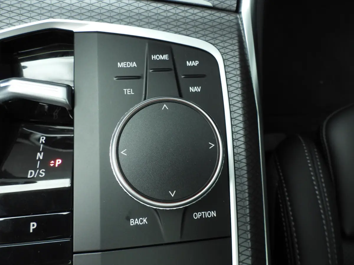 320i | M-Sportpakket | LED | Navigatie | Trekhaak | Schuifdak | Sportstoelen | DAB | Hifi speakers | Alu 18 inch