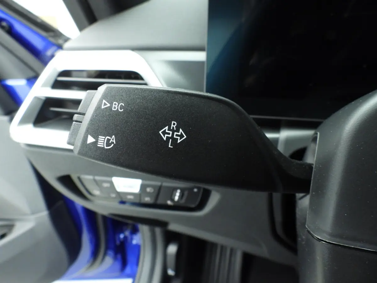 320i | M-Sportpakket | LED | Navigatie | Trekhaak | Schuifdak | Sportstoelen | DAB | Hifi speakers | Alu 18 inch