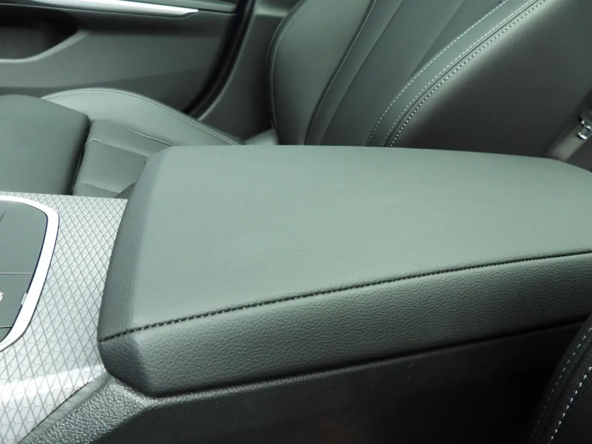 320i | M-Sportpakket | LED | Navigatie | Trekhaak | Schuifdak | Sportstoelen | DAB | Hifi speakers | Alu 18 inch