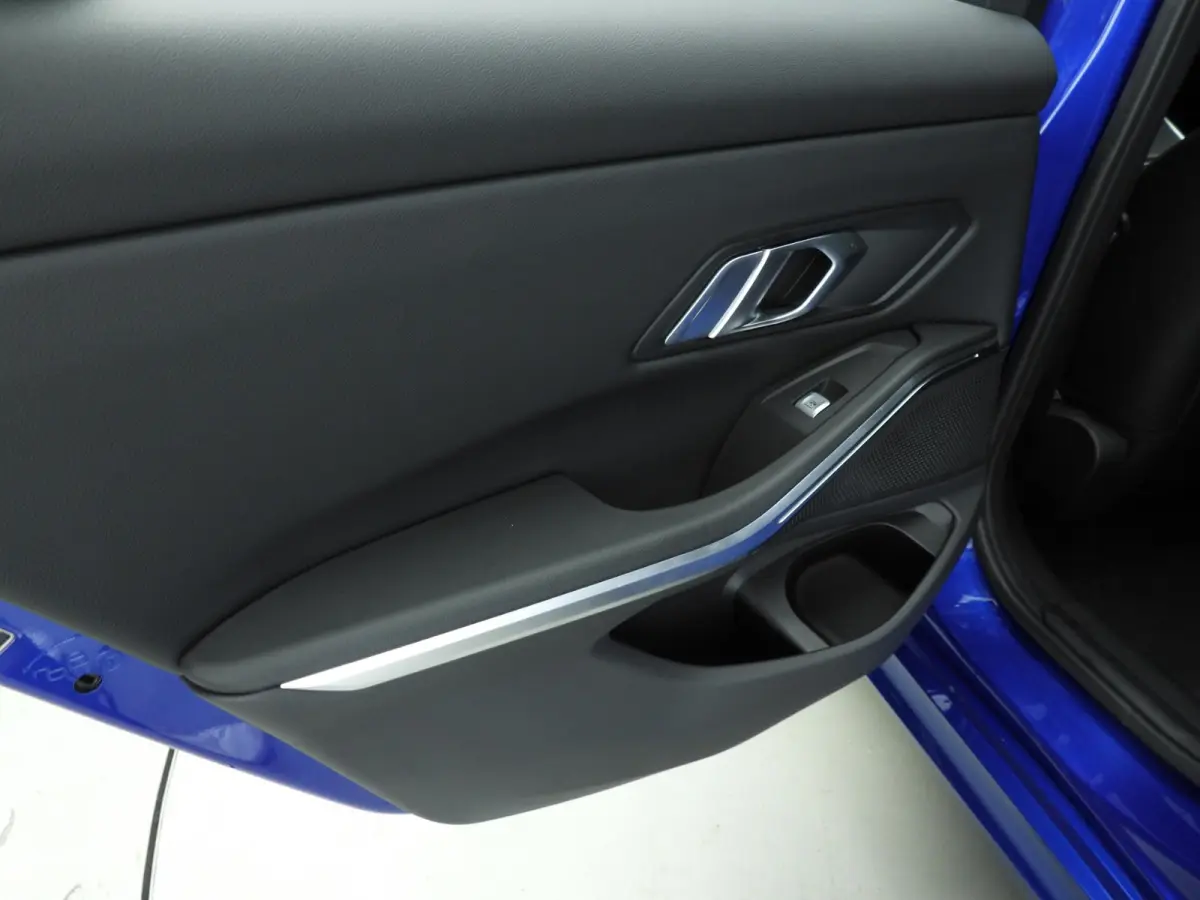 320i | M-Sportpakket | LED | Navigatie | Trekhaak | Schuifdak | Sportstoelen | DAB | Hifi speakers | Alu 18 inch
