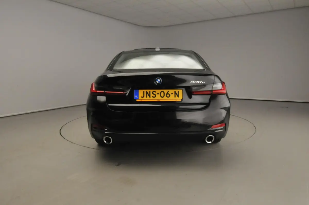 330e | LED | Leder | Navigatie | SOH 98% | Schuifdak | Sportstoelen | Stoelverwarming | DAB | Alu 18 inch