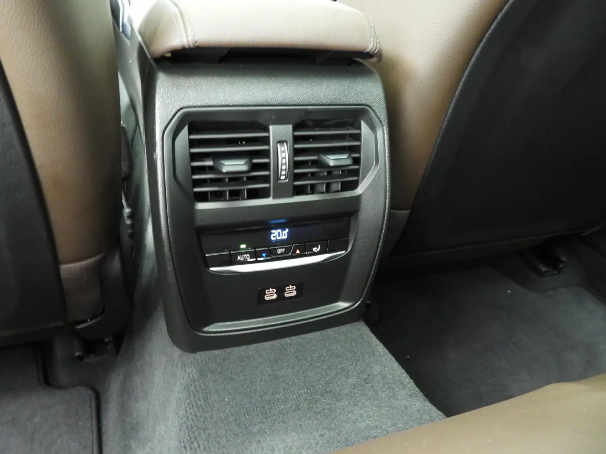 330e | LED | Leder | Navigatie | SOH 98% | Schuifdak | Sportstoelen | Stoelverwarming | DAB | Alu 18 inch