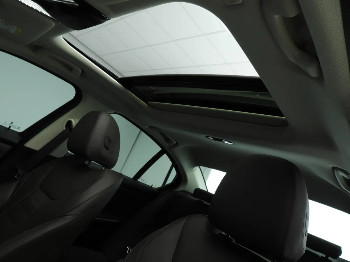 330e | LED | Leder | Navigatie | SOH 98% | Schuifdak | Sportstoelen | Stoelverwarming | DAB | Alu 18 inch