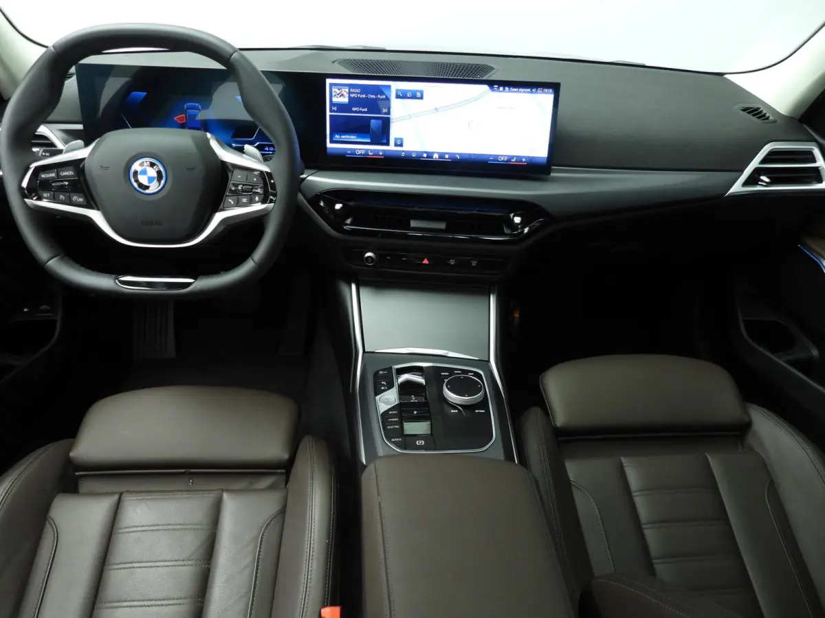 330e | LED | Leder | Navigatie | SOH 98% | Schuifdak | Sportstoelen | Stoelverwarming | DAB | Alu 18 inch