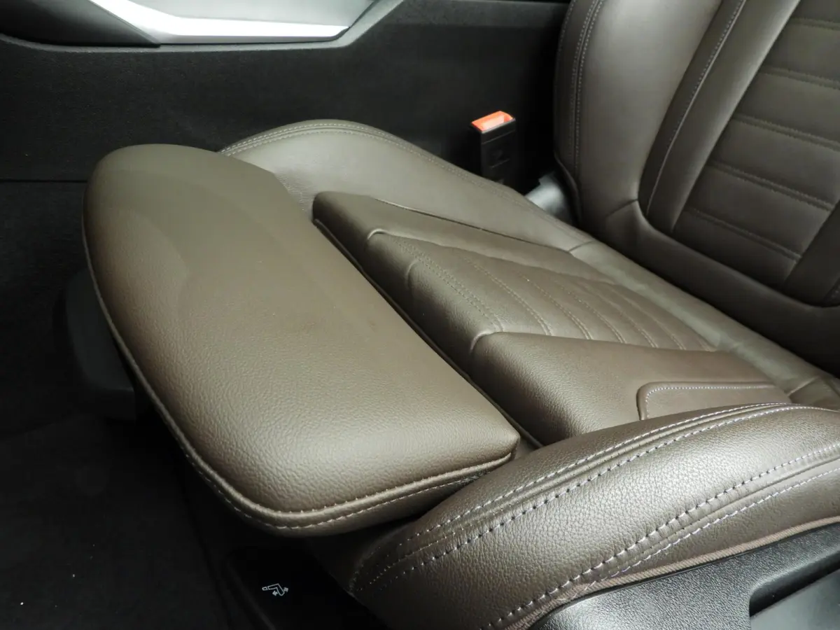 330e | LED | Leder | Navigatie | SOH 98% | Schuifdak | Sportstoelen | Stoelverwarming | DAB | Alu 18 inch