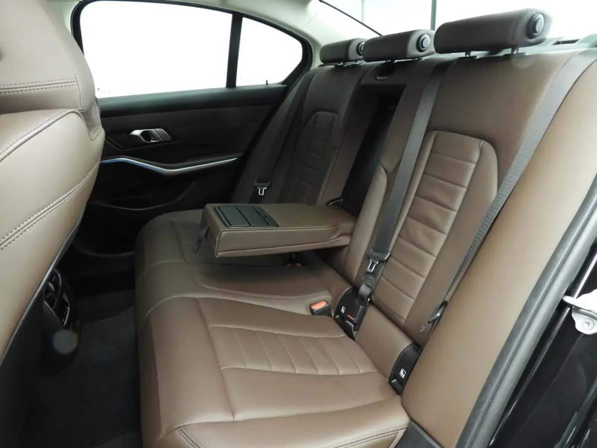 330e | LED | Leder | Navigatie | SOH 98% | Schuifdak | Sportstoelen | Stoelverwarming | DAB | Alu 18 inch