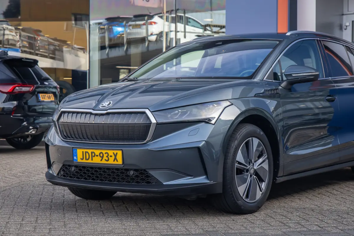 80 First Edition | Trekhaak | Camera | Memory | Cruise adaptief | Stoel verwarming voor+achter | Matrix LED | Apple Carplay/Android Auto | Dodehoek detectie | Keyless entry+strart 80 First E