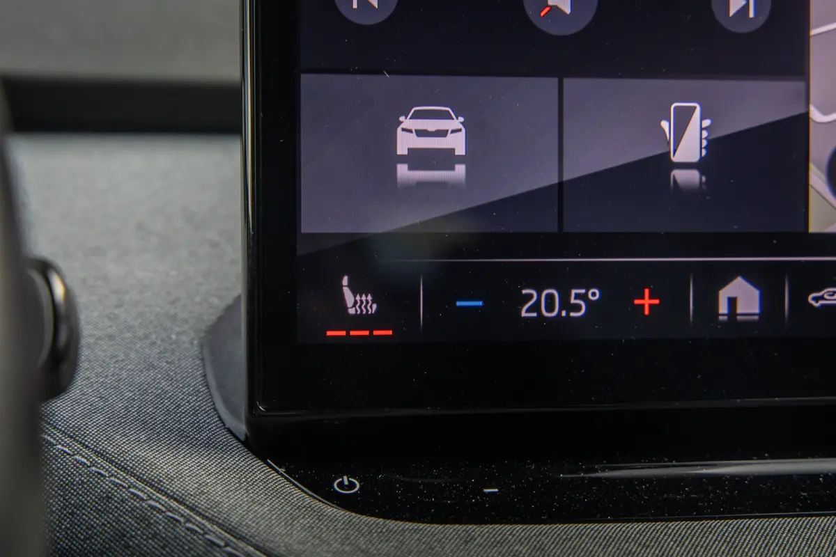 80 First Edition | Trekhaak | Camera | Memory | Cruise adaptief | Stoel verwarming voor+achter | Matrix LED | Apple Carplay/Android Auto | Dodehoek detectie | Keyless entry+strart 80 First E