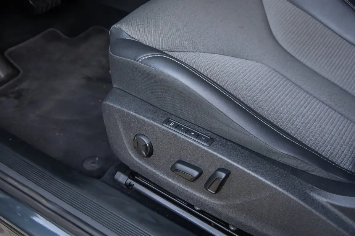 80 First Edition | Trekhaak | Camera | Memory | Cruise adaptief | Stoel verwarming voor+achter | Matrix LED | Apple Carplay/Android Auto | Dodehoek detectie | Keyless entry+strart 80 First E