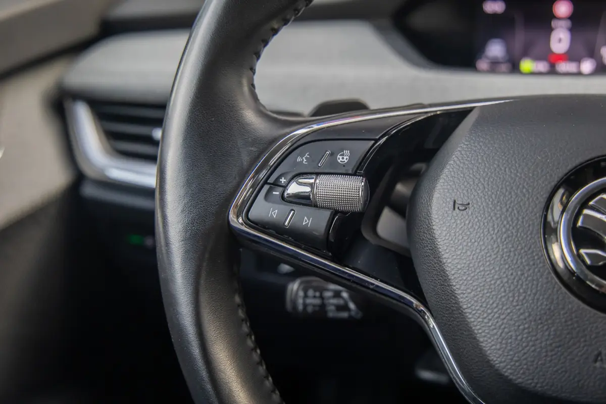 80 First Edition | Trekhaak | Camera | Memory | Cruise adaptief | Stoel verwarming voor+achter | Matrix LED | Apple Carplay/Android Auto | Dodehoek detectie | Keyless entry+strart 80 First E