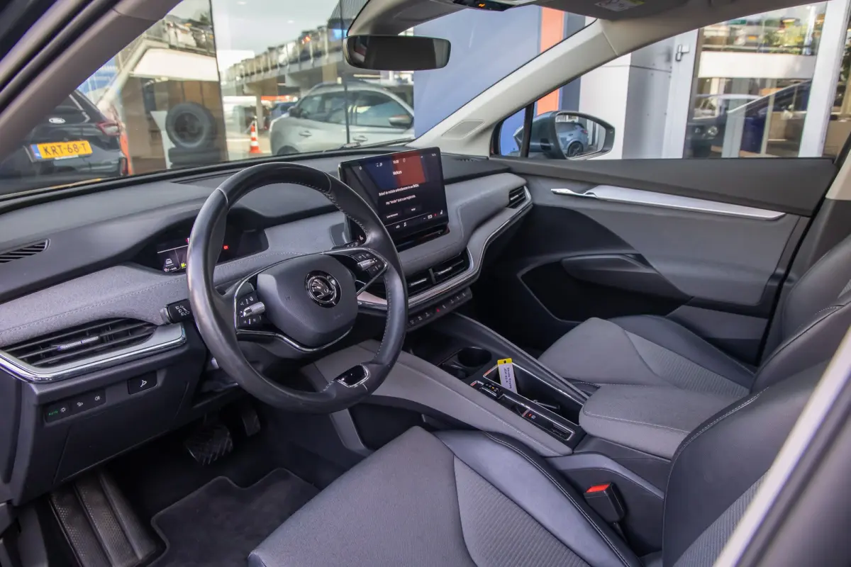 80 First Edition | Trekhaak | Camera | Memory | Cruise adaptief | Stoel verwarming voor+achter | Matrix LED | Apple Carplay/Android Auto | Dodehoek detectie | Keyless entry+strart 80 First E