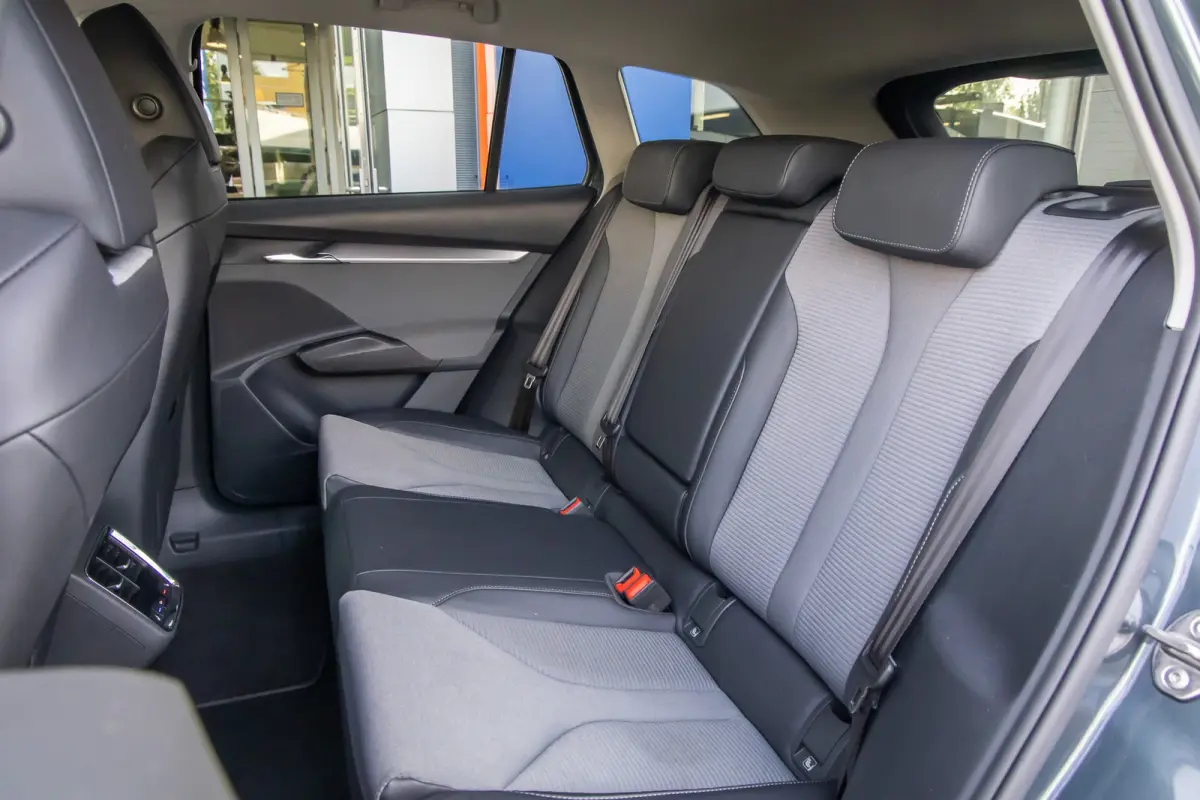 80 First Edition | Trekhaak | Camera | Memory | Cruise adaptief | Stoel verwarming voor+achter | Matrix LED | Apple Carplay/Android Auto | Dodehoek detectie | Keyless entry+strart 80 First E