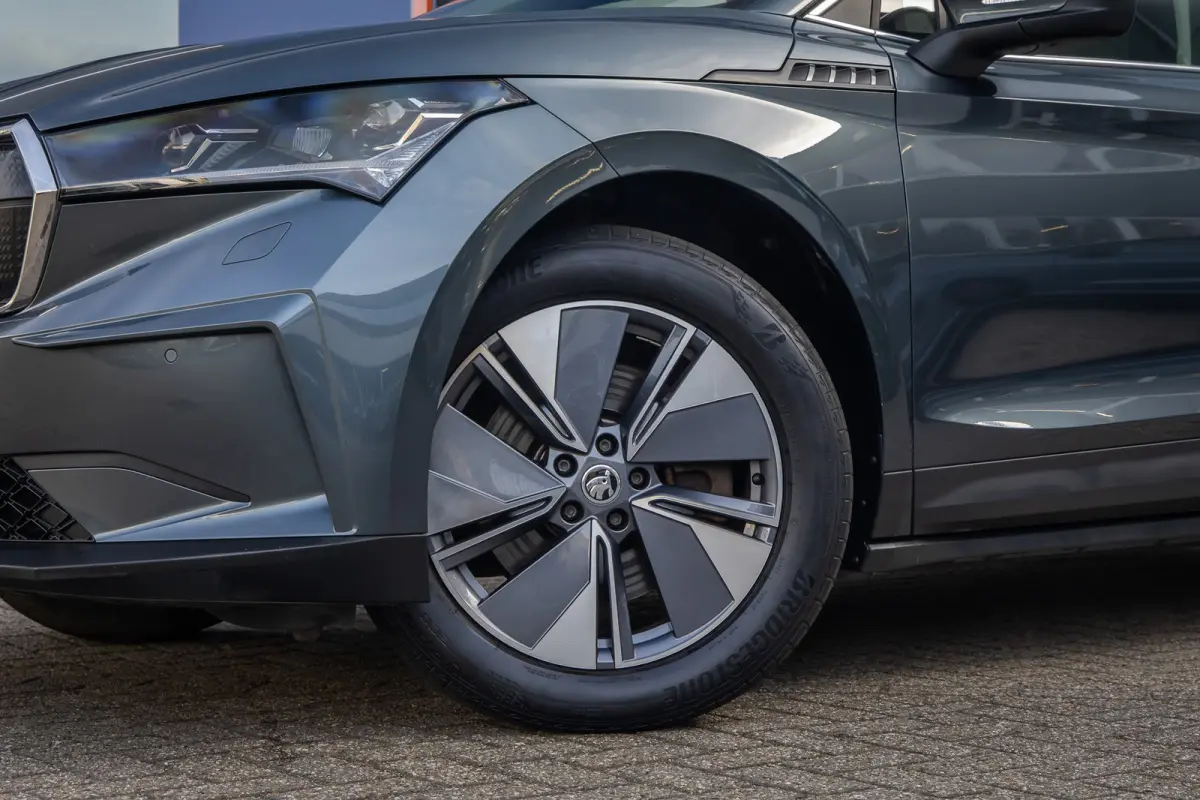 80 First Edition | Trekhaak | Camera | Memory | Cruise adaptief | Stoel verwarming voor+achter | Matrix LED | Apple Carplay/Android Auto | Dodehoek detectie | Keyless entry+strart 80 First E