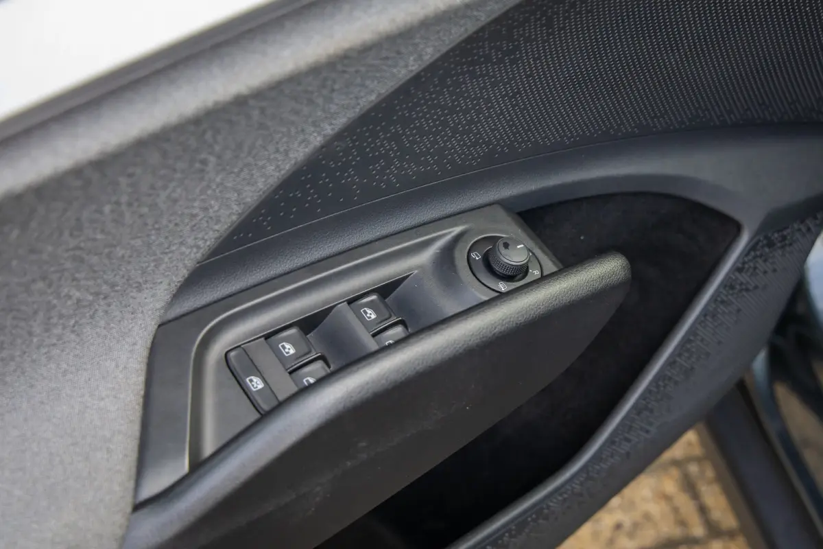 80 First Edition | Trekhaak | Camera | Memory | Cruise adaptief | Stoel verwarming voor+achter | Matrix LED | Apple Carplay/Android Auto | Dodehoek detectie | Keyless entry+strart 80 First E