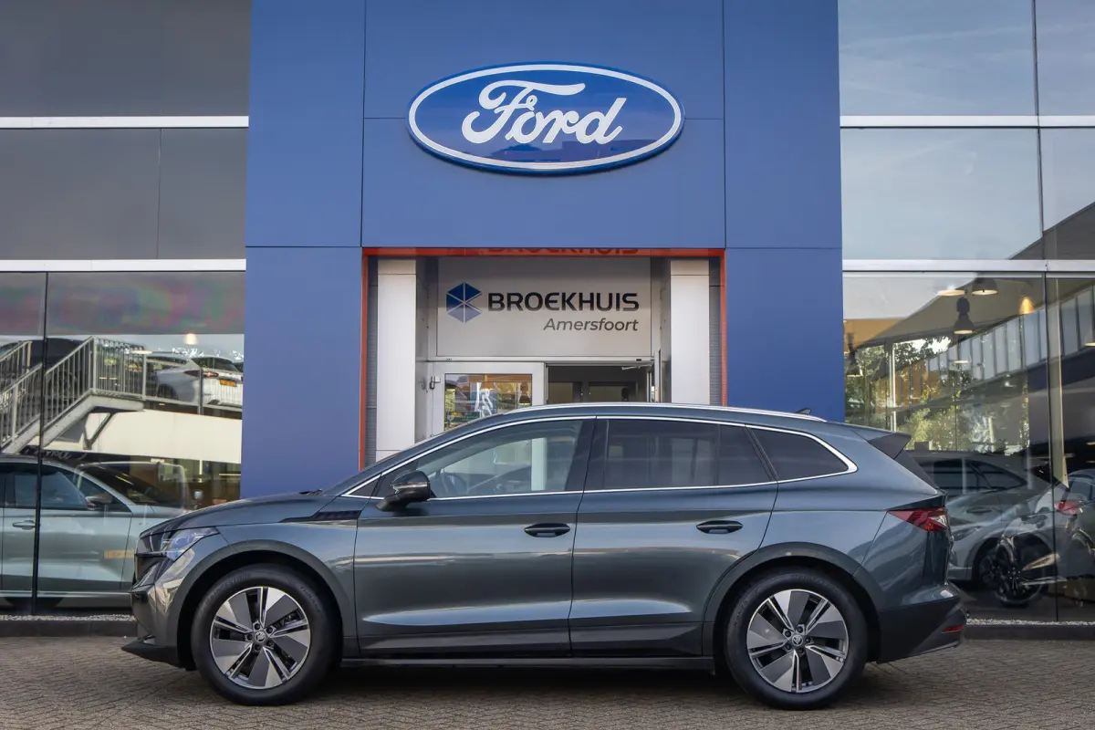 80 First Edition | Trekhaak | Camera | Memory | Cruise adaptief | Stoel verwarming voor+achter | Matrix LED | Apple Carplay/Android Auto | Dodehoek detectie | Keyless entry+strart 80 First E