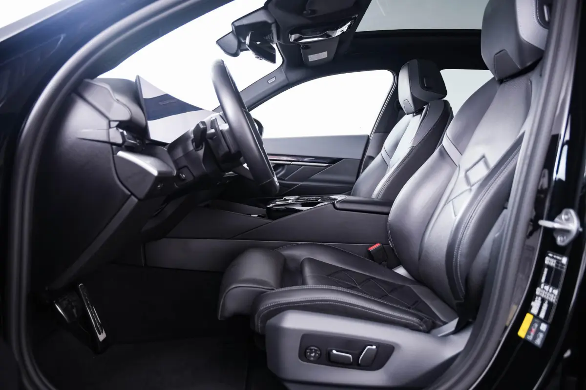 530e M Sport Edition Panoramadak - Driving Assistant Professional - Stoelventilatie - Getinte Ruiten - Stoelverwarming voor/achter - Comfort Access - Parking Assistant Plus - Harman Kardon -