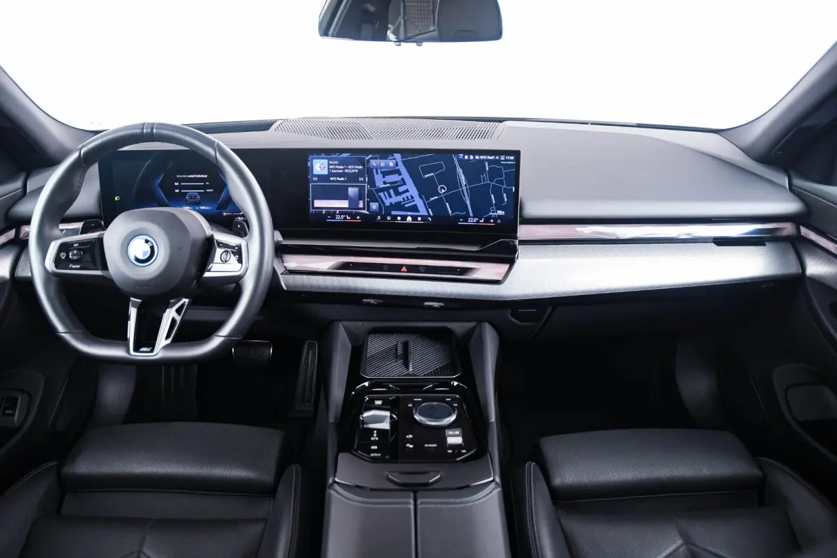 530e M Sport Edition Panoramadak - Driving Assistant Professional - Stoelventilatie - Getinte Ruiten - Stoelverwarming voor/achter - Comfort Access - Parking Assistant Plus - Harman Kardon -