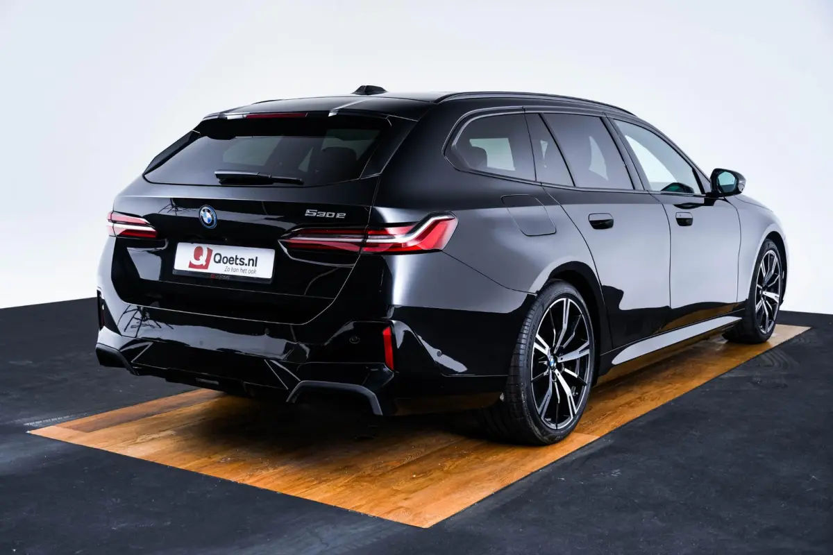 530e M Sport Edition Panoramadak - Driving Assistant Professional - Stoelventilatie - Getinte Ruiten - Stoelverwarming voor/achter - Comfort Access - Parking Assistant Plus - Harman Kardon -