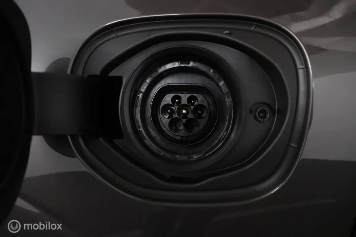 2.0 T6 Plug-in hybrid AWD Plus Dark | Adaptieve Cruise | Panoramadak | Trekhaak | BLISS | Verwarmbare Voorstoelen & Stuurwiel | Contour Stoelen
