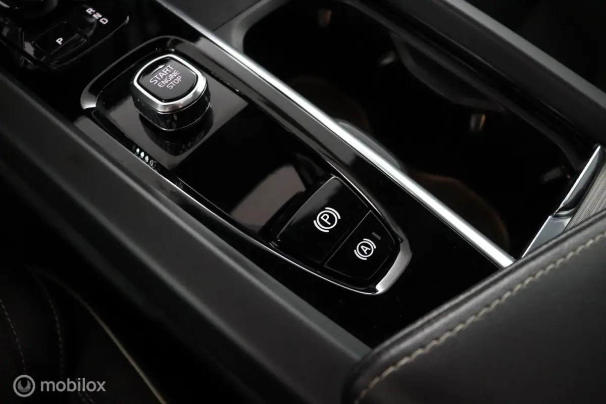 2.0 T6 Plug-in hybrid AWD Plus Dark | Adaptieve Cruise | Panoramadak | Trekhaak | BLISS | Verwarmbare Voorstoelen & Stuurwiel | Contour Stoelen