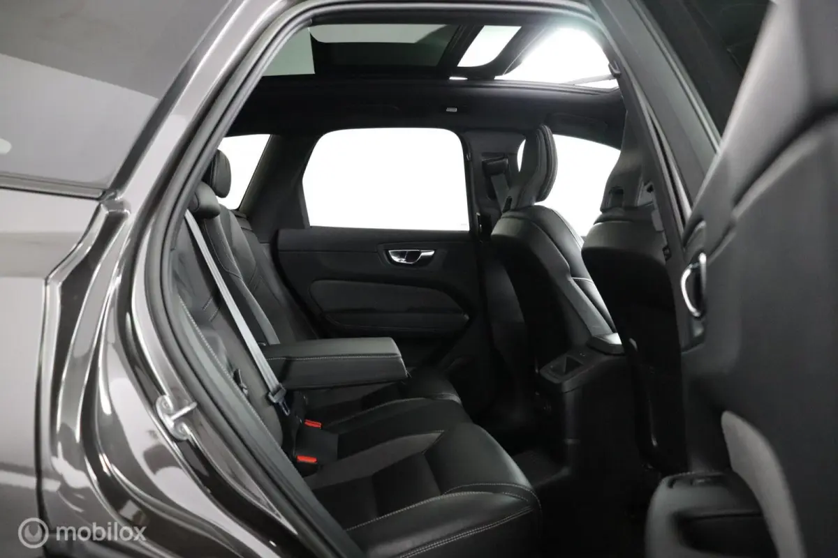 2.0 T6 Plug-in hybrid AWD Plus Dark | Adaptieve Cruise | Panoramadak | Trekhaak | BLISS | Verwarmbare Voorstoelen & Stuurwiel | Contour Stoelen