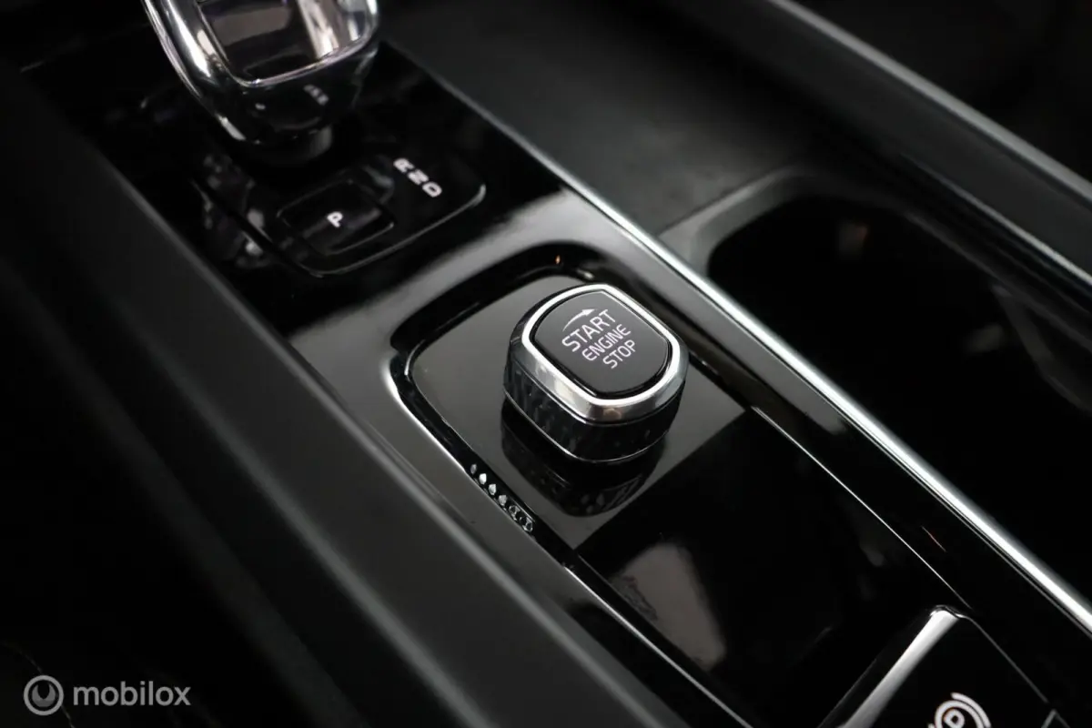 2.0 T6 Plug-in hybrid AWD Plus Dark | Adaptieve Cruise | Panoramadak | Trekhaak | BLISS | Verwarmbare Voorstoelen & Stuurwiel | Contour Stoelen