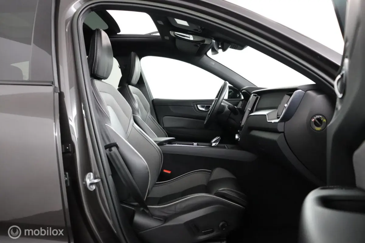 2.0 T6 Plug-in hybrid AWD Plus Dark | Adaptieve Cruise | Panoramadak | Trekhaak | BLISS | Verwarmbare Voorstoelen & Stuurwiel | Contour Stoelen