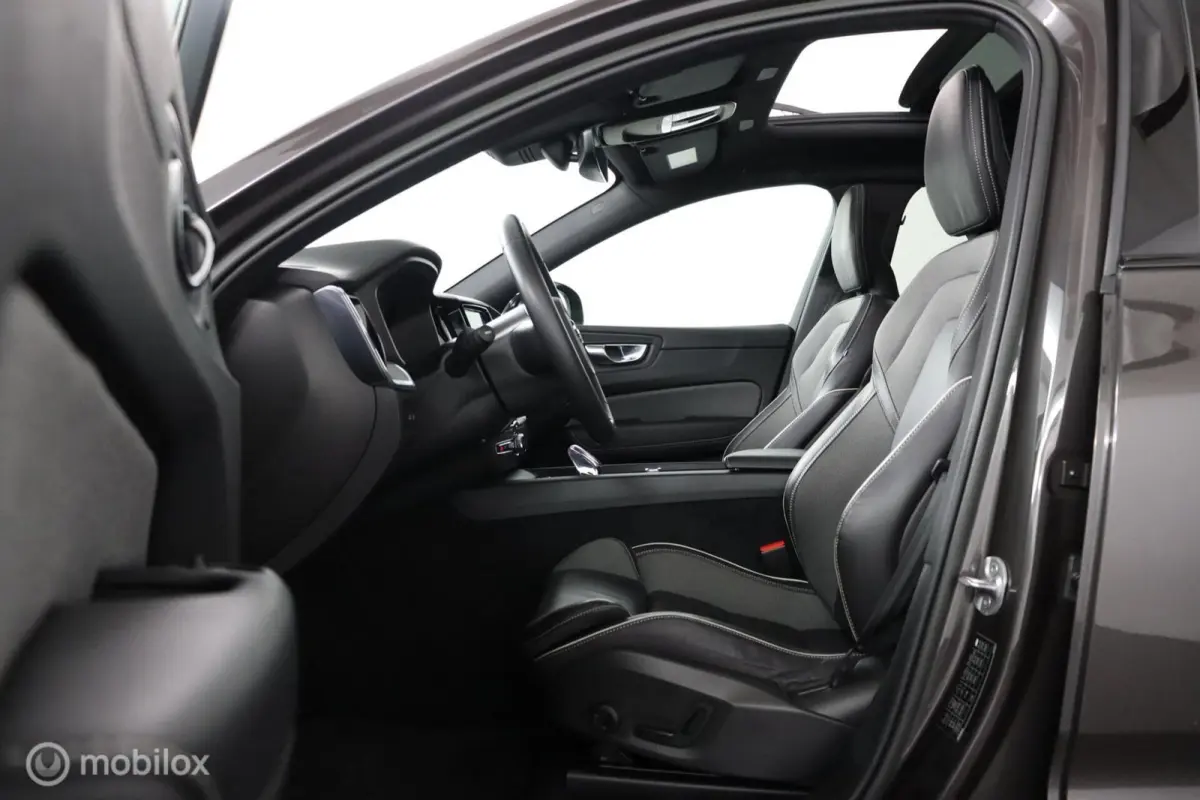 2.0 T6 Plug-in hybrid AWD Plus Dark | Adaptieve Cruise | Panoramadak | Trekhaak | BLISS | Verwarmbare Voorstoelen & Stuurwiel | Contour Stoelen