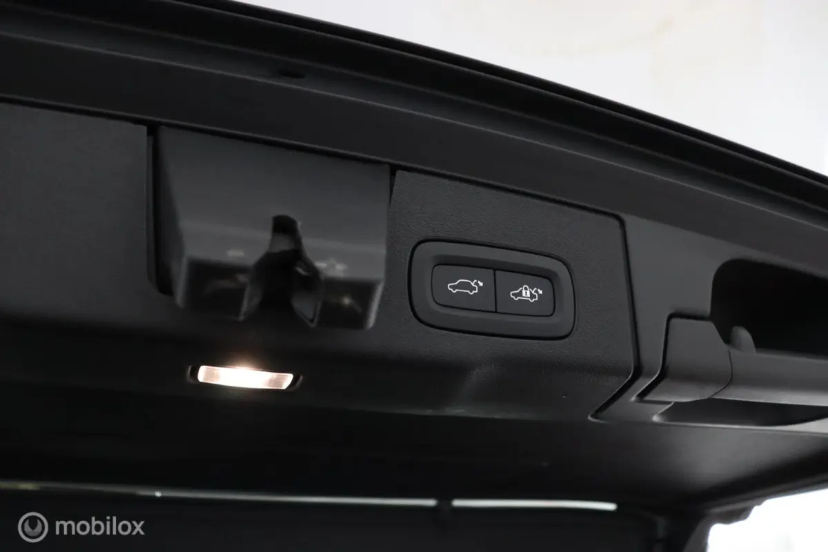 2.0 T6 Plug-in hybrid AWD Plus Dark | Adaptieve Cruise | Panoramadak | Trekhaak | BLISS | Verwarmbare Voorstoelen & Stuurwiel | Contour Stoelen