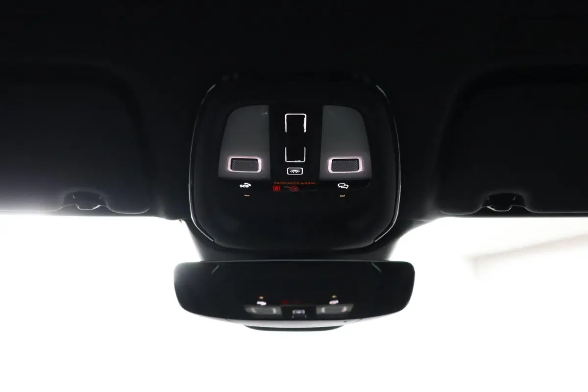 2.0 T6 Plug-in hybrid AWD Plus Dark | Adaptieve Cruise | Panoramadak | Trekhaak | BLISS | Verwarmbare Voorstoelen & Stuurwiel | Contour Stoelen