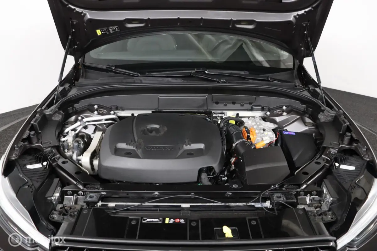 2.0 T6 Plug-in hybrid AWD Plus Dark | Adaptieve Cruise | Panoramadak | Trekhaak | BLISS | Verwarmbare Voorstoelen & Stuurwiel | Contour Stoelen