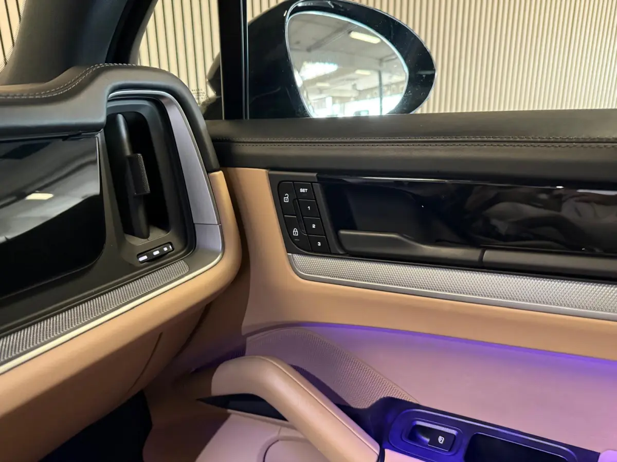 3.0 E-Hybrid SPORT DESIGN-PANORAMA-LUCHTV.-STOELEN 18 VOUDIG-NPR. € 154.306-NL AUTO-BTW