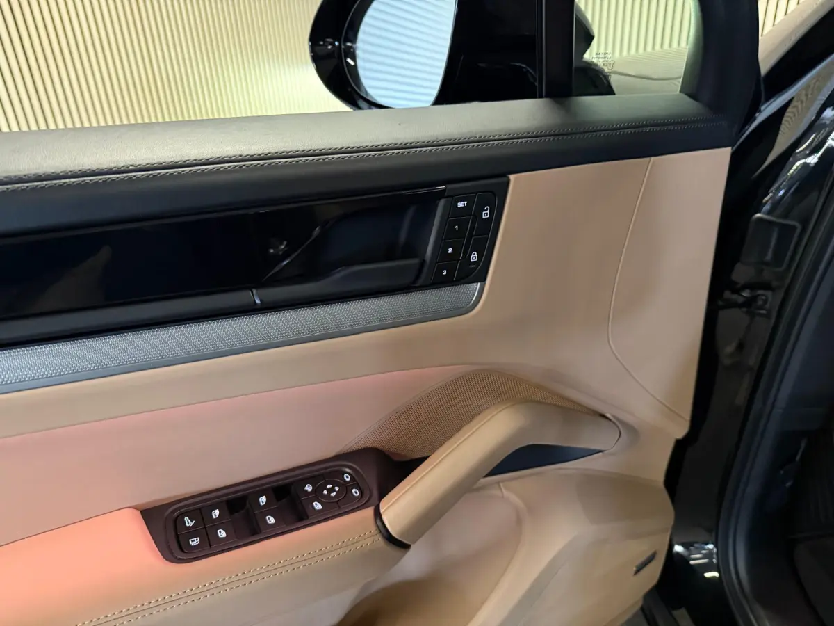 3.0 E-Hybrid SPORT DESIGN-PANORAMA-LUCHTV.-STOELEN 18 VOUDIG-NPR. € 154.306-NL AUTO-BTW