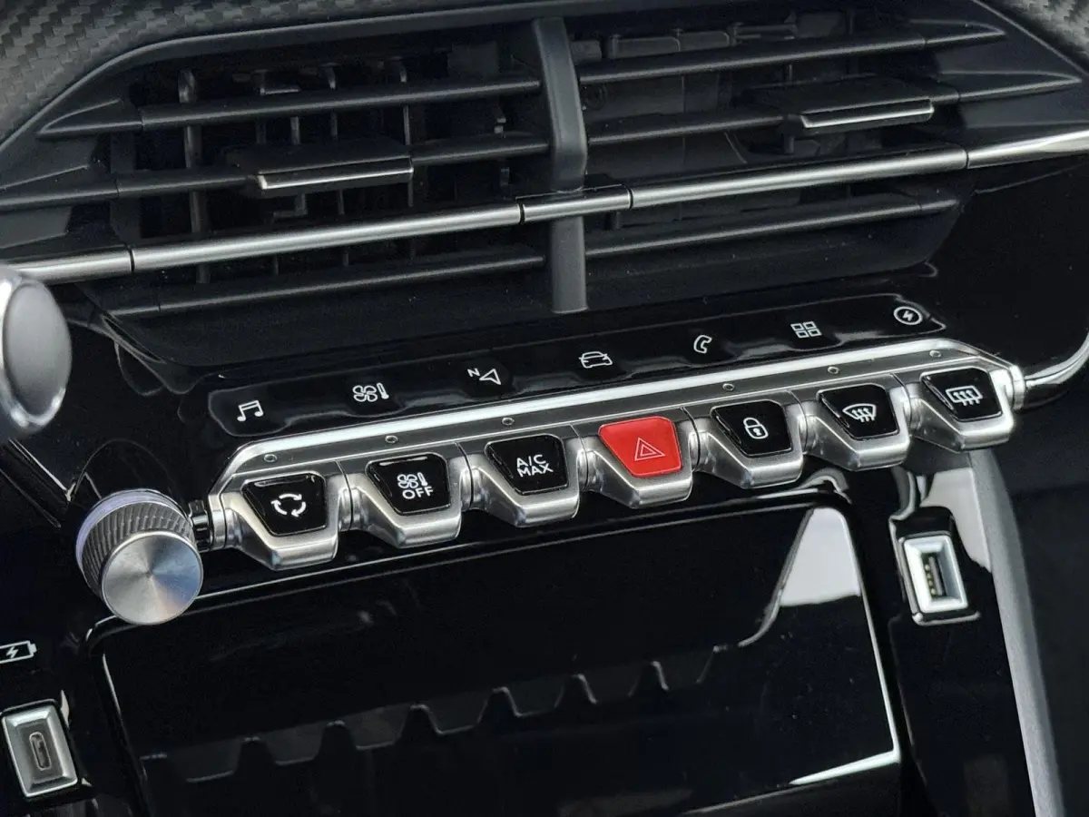 GT 136pk 50 kWh | Accu 95% | Navigatie | Panorama dak | Automatische airco | Camera achter | Parkeersensoren | 3D i-Cockpit | Lichtmetalen velgen | Full LED koplampen | Apple Carplay en Andr