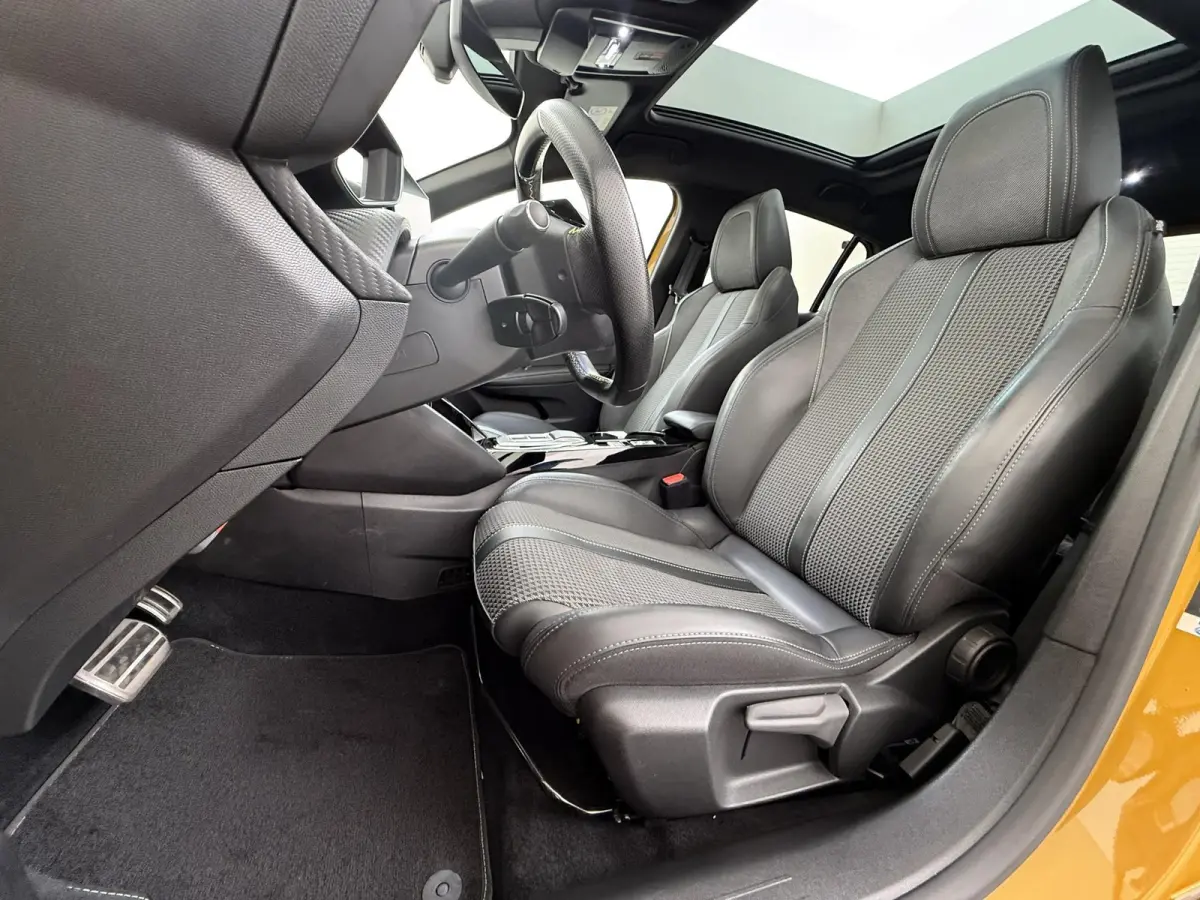 GT 136pk 50 kWh | Accu 95% | Navigatie | Panorama dak | Automatische airco | Camera achter | Parkeersensoren | 3D i-Cockpit | Lichtmetalen velgen | Full LED koplampen | Apple Carplay en Andr