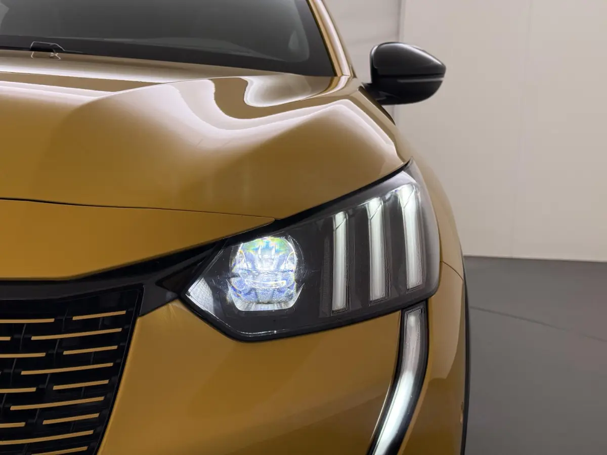 GT 136pk 50 kWh | Accu 95% | Navigatie | Panorama dak | Automatische airco | Camera achter | Parkeersensoren | 3D i-Cockpit | Lichtmetalen velgen | Full LED koplampen | Apple Carplay en Andr