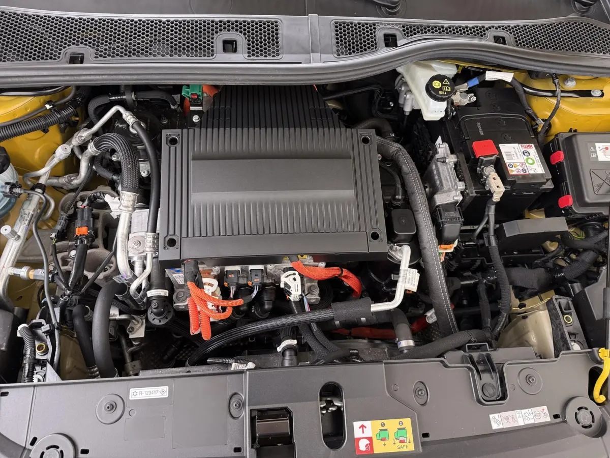 GT 136pk 50 kWh | Accu 95% | Navigatie | Panorama dak | Automatische airco | Camera achter | Parkeersensoren | 3D i-Cockpit | Lichtmetalen velgen | Full LED koplampen | Apple Carplay en Andr
