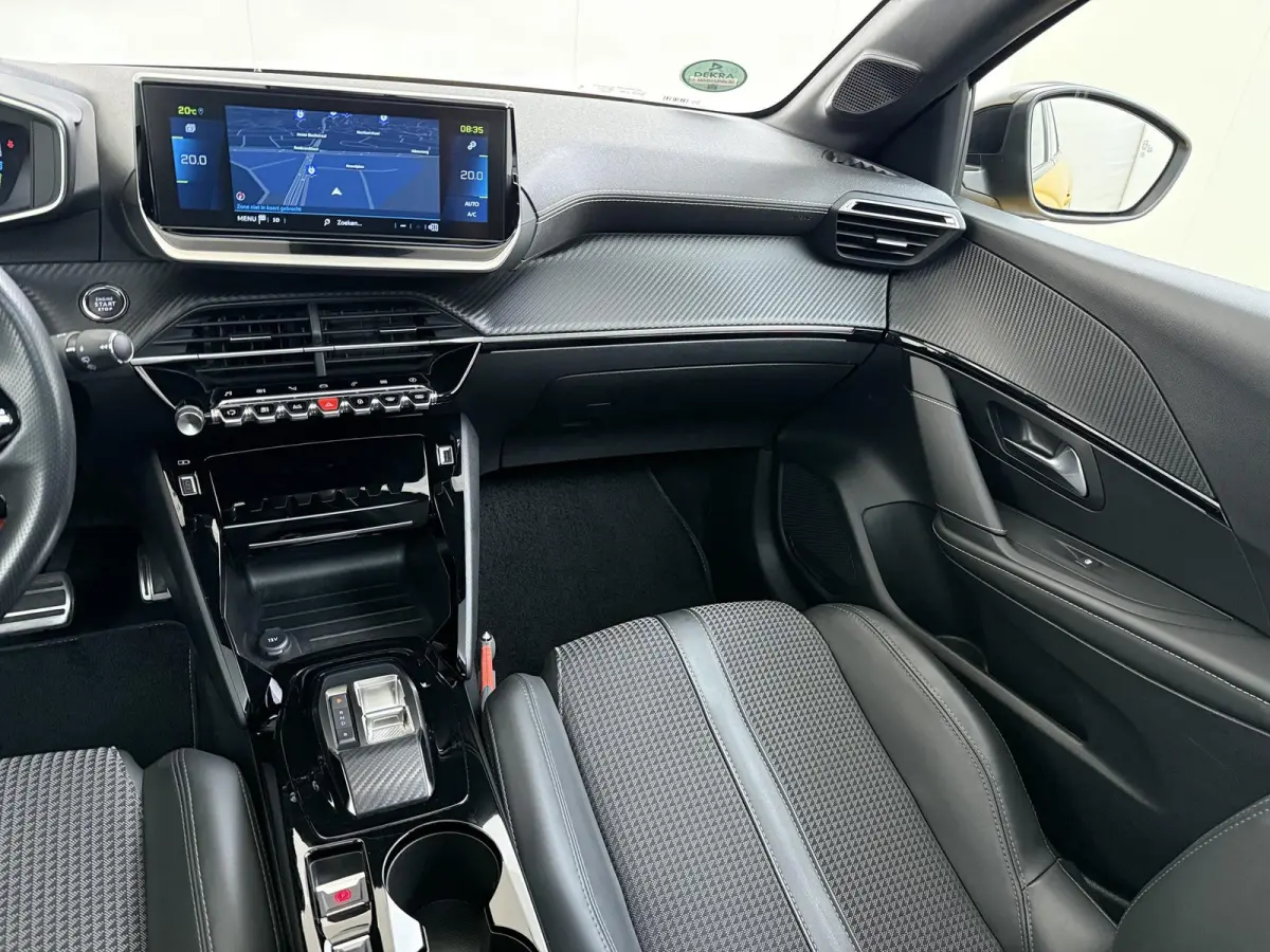 GT 136pk 50 kWh | Accu 95% | Navigatie | Panorama dak | Automatische airco | Camera achter | Parkeersensoren | 3D i-Cockpit | Lichtmetalen velgen | Full LED koplampen | Apple Carplay en Andr