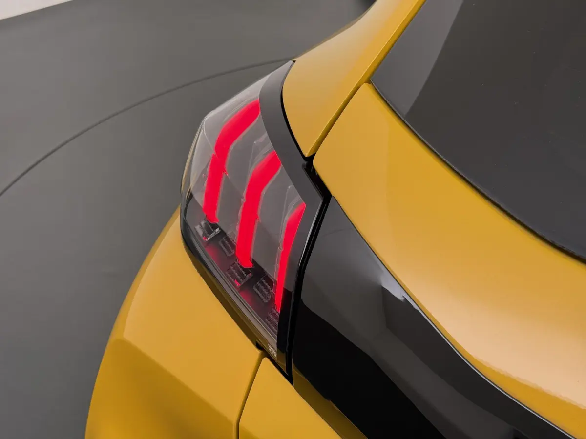 GT 136pk 50 kWh | Accu 95% | Navigatie | Panorama dak | Automatische airco | Camera achter | Parkeersensoren | 3D i-Cockpit | Lichtmetalen velgen | Full LED koplampen | Apple Carplay en Andr
