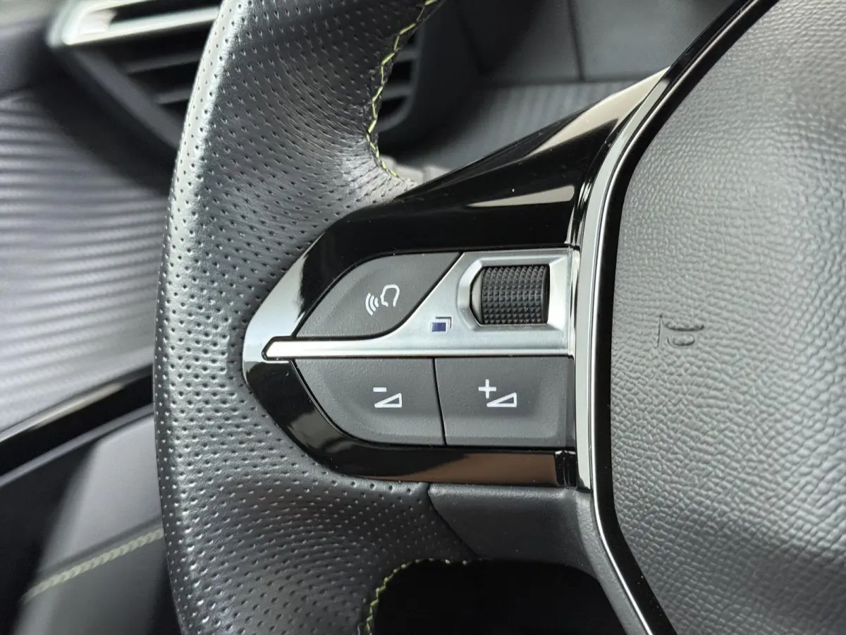 GT 136pk 50 kWh | Accu 95% | Navigatie | Panorama dak | Automatische airco | Camera achter | Parkeersensoren | 3D i-Cockpit | Lichtmetalen velgen | Full LED koplampen | Apple Carplay en Andr