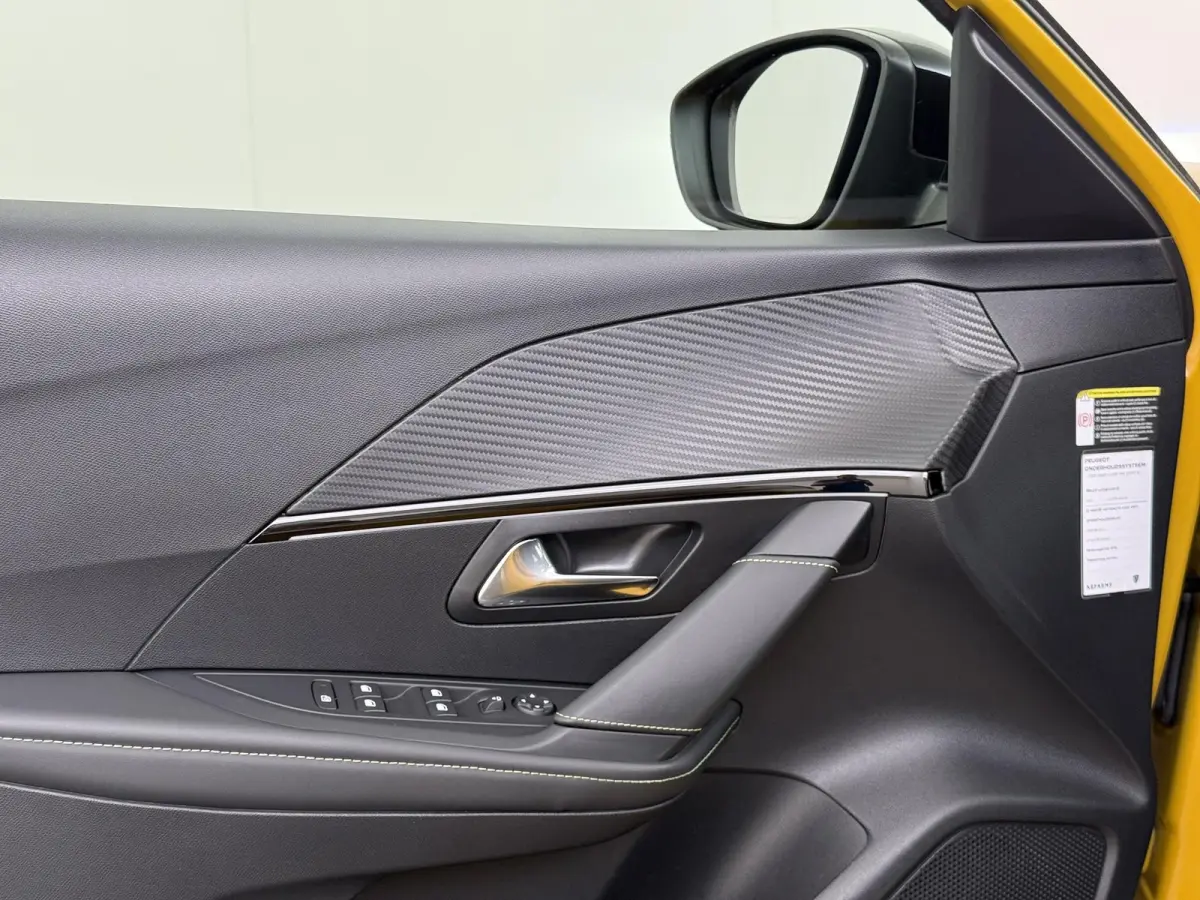 GT 136pk 50 kWh | Accu 95% | Navigatie | Panorama dak | Automatische airco | Camera achter | Parkeersensoren | 3D i-Cockpit | Lichtmetalen velgen | Full LED koplampen | Apple Carplay en Andr