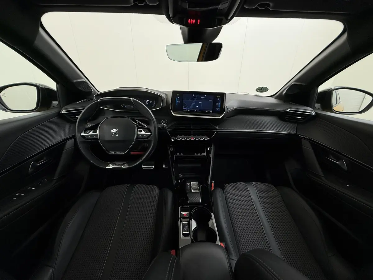 GT 136pk 50 kWh | Accu 95% | Navigatie | Panorama dak | Automatische airco | Camera achter | Parkeersensoren | 3D i-Cockpit | Lichtmetalen velgen | Full LED koplampen | Apple Carplay en Andr