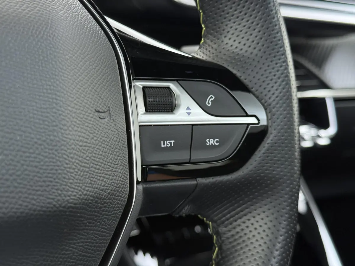 GT 136pk 50 kWh | Accu 95% | Navigatie | Panorama dak | Automatische airco | Camera achter | Parkeersensoren | 3D i-Cockpit | Lichtmetalen velgen | Full LED koplampen | Apple Carplay en Andr