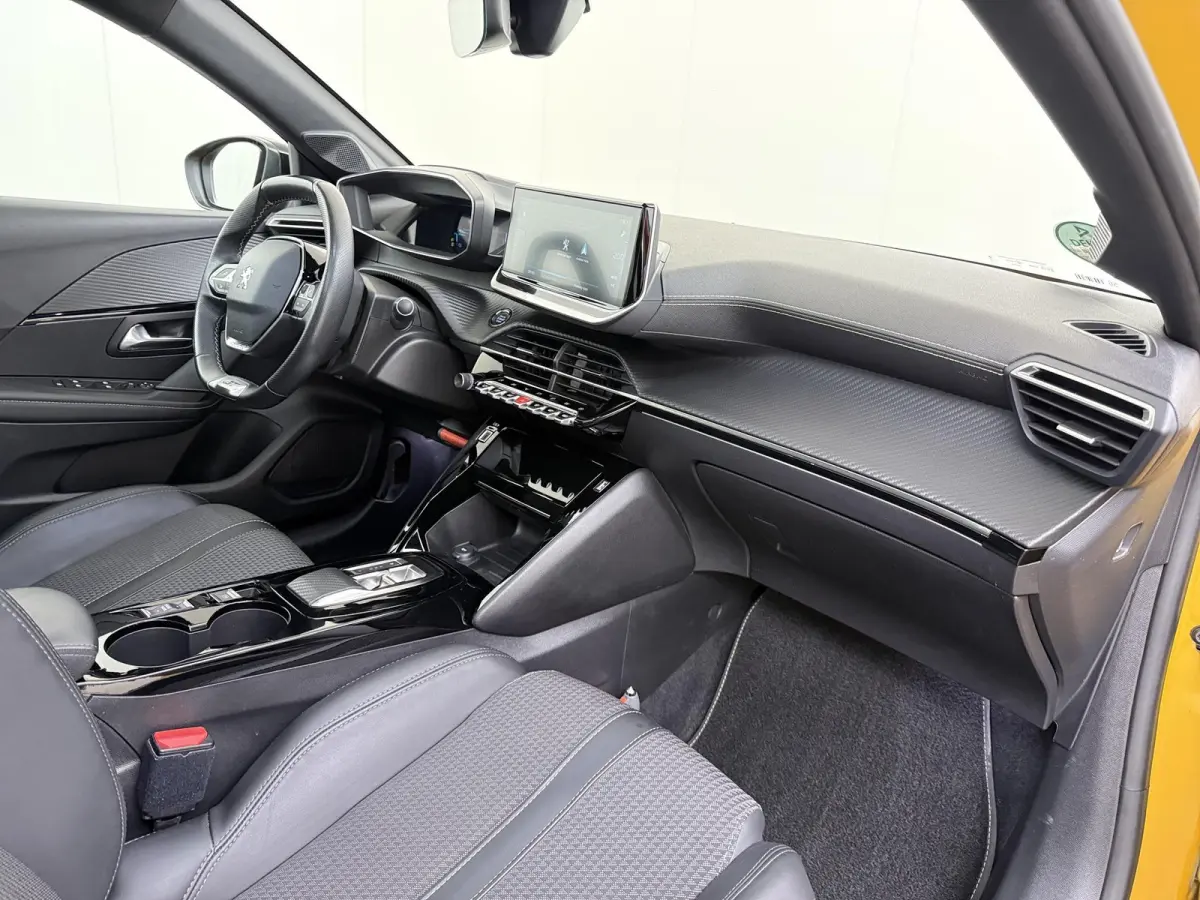 GT 136pk 50 kWh | Accu 95% | Navigatie | Panorama dak | Automatische airco | Camera achter | Parkeersensoren | 3D i-Cockpit | Lichtmetalen velgen | Full LED koplampen | Apple Carplay en Andr