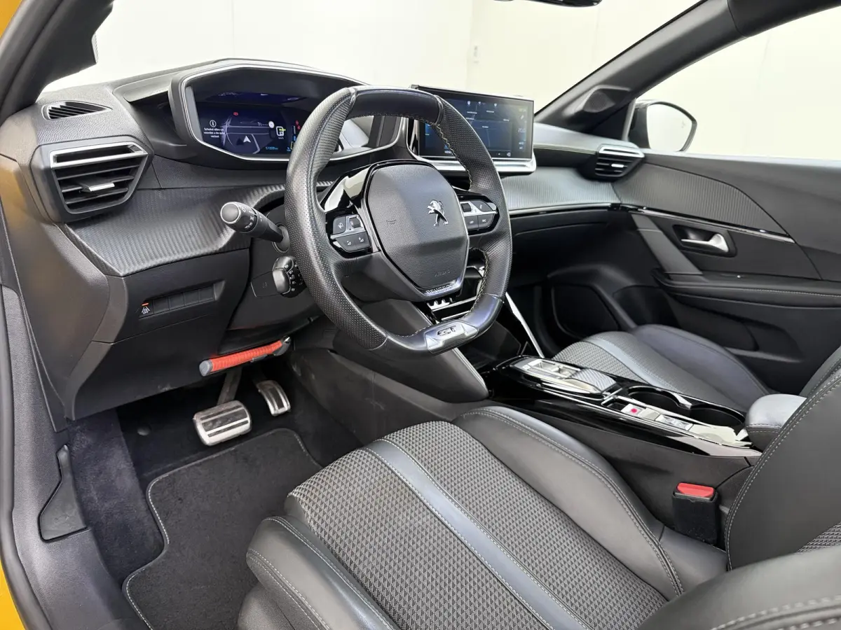 GT 136pk 50 kWh | Accu 95% | Navigatie | Panorama dak | Automatische airco | Camera achter | Parkeersensoren | 3D i-Cockpit | Lichtmetalen velgen | Full LED koplampen | Apple Carplay en Andr