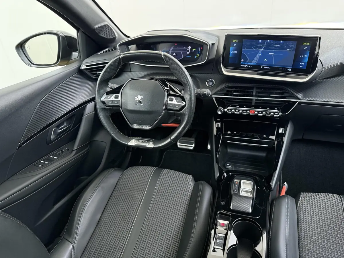 GT 136pk 50 kWh | Accu 95% | Navigatie | Panorama dak | Automatische airco | Camera achter | Parkeersensoren | 3D i-Cockpit | Lichtmetalen velgen | Full LED koplampen | Apple Carplay en Andr
