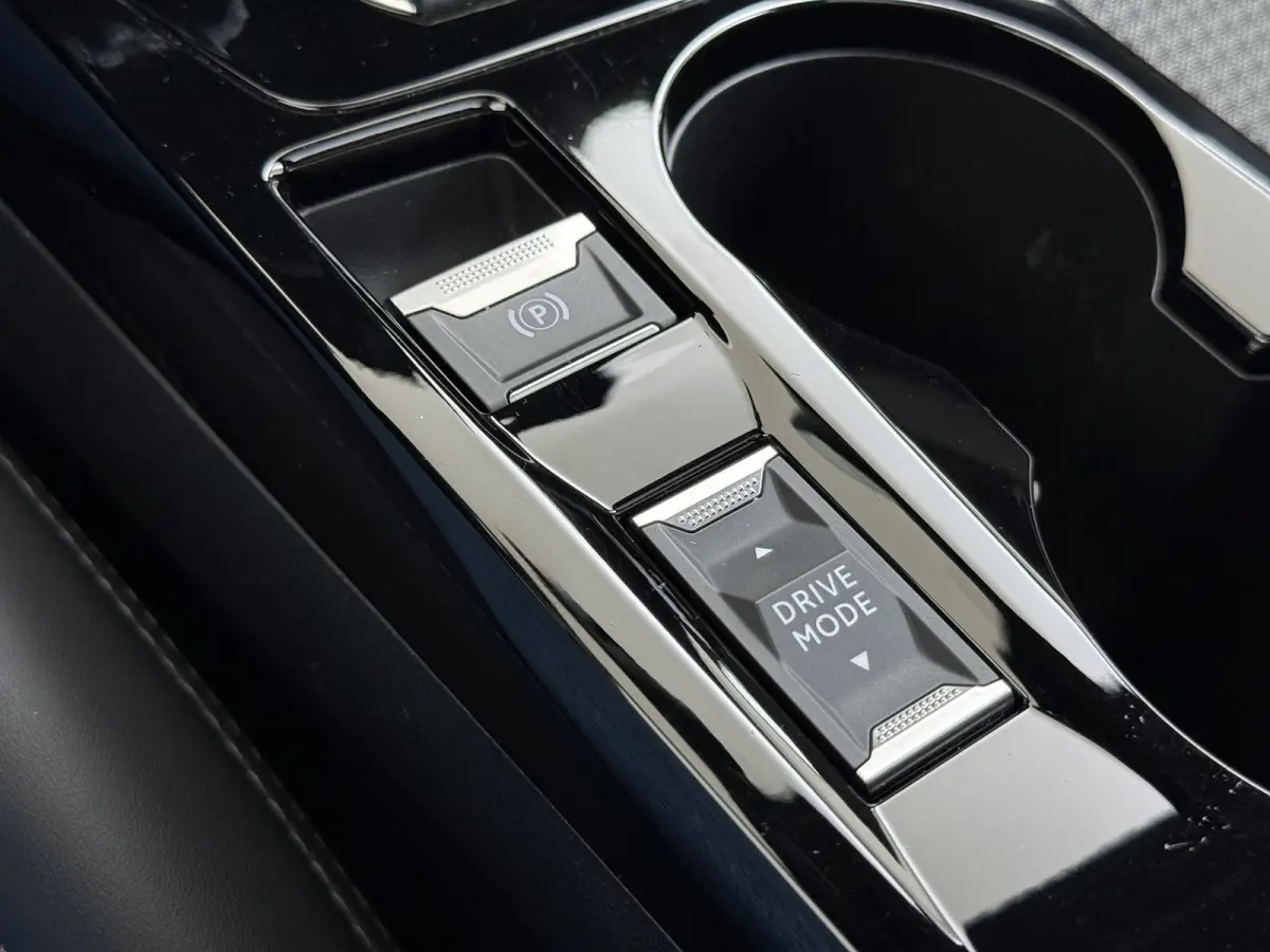 GT 136pk 50 kWh | Accu 95% | Navigatie | Panorama dak | Automatische airco | Camera achter | Parkeersensoren | 3D i-Cockpit | Lichtmetalen velgen | Full LED koplampen | Apple Carplay en Andr