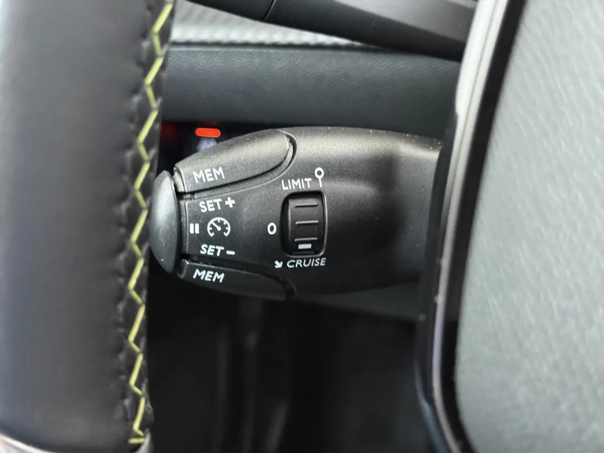 GT 136pk 50 kWh | Accu 95% | Navigatie | Panorama dak | Automatische airco | Camera achter | Parkeersensoren | 3D i-Cockpit | Lichtmetalen velgen | Full LED koplampen | Apple Carplay en Andr