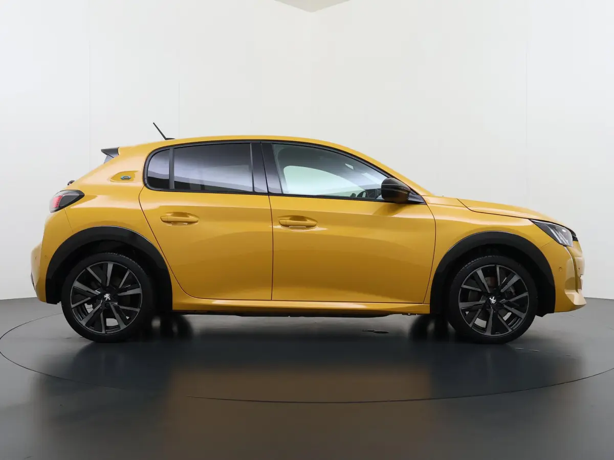 GT 136pk 50 kWh | Accu 95% | Navigatie | Panorama dak | Automatische airco | Camera achter | Parkeersensoren | 3D i-Cockpit | Lichtmetalen velgen | Full LED koplampen | Apple Carplay en Andr