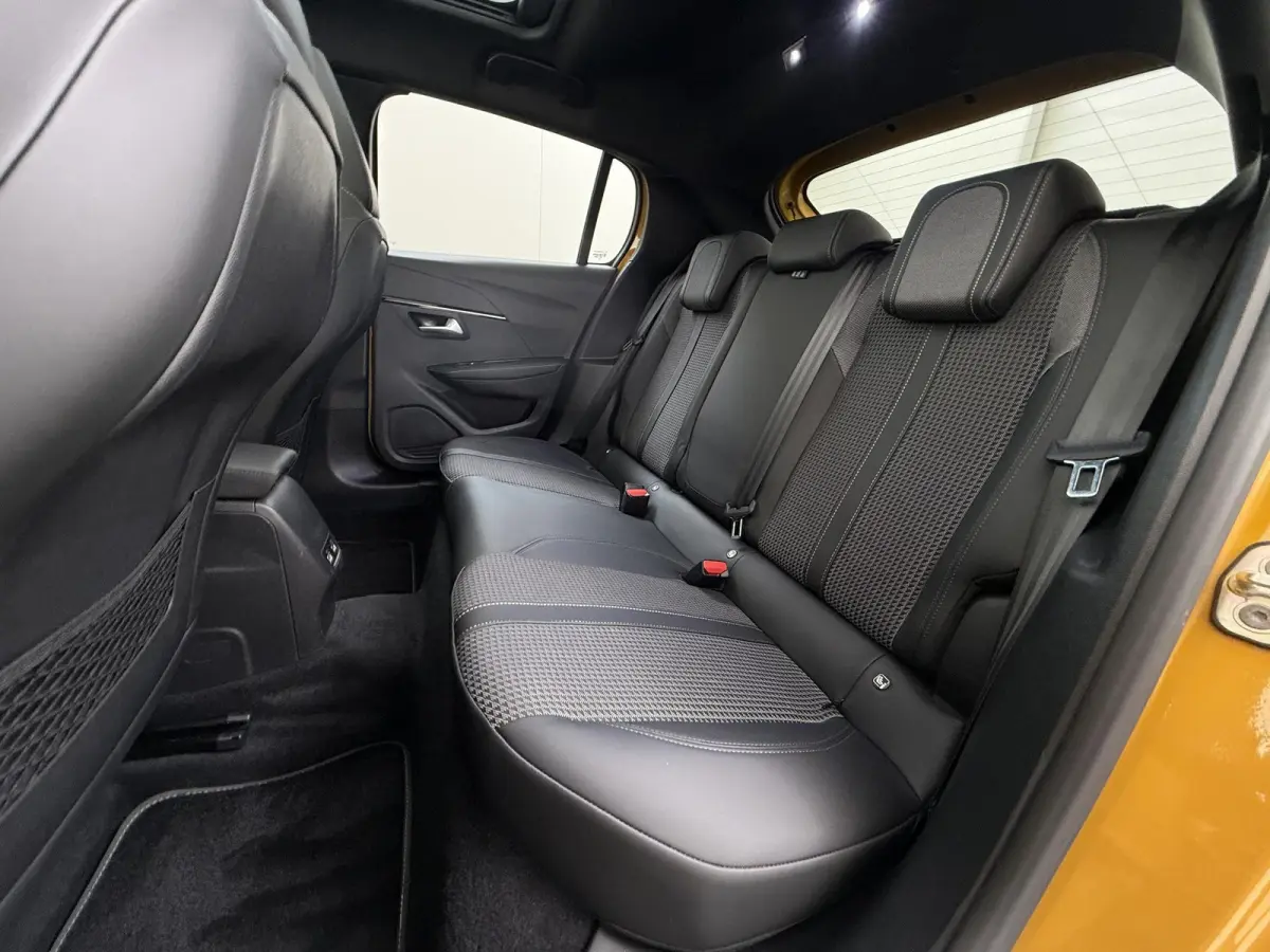 GT 136pk 50 kWh | Accu 95% | Navigatie | Panorama dak | Automatische airco | Camera achter | Parkeersensoren | 3D i-Cockpit | Lichtmetalen velgen | Full LED koplampen | Apple Carplay en Andr